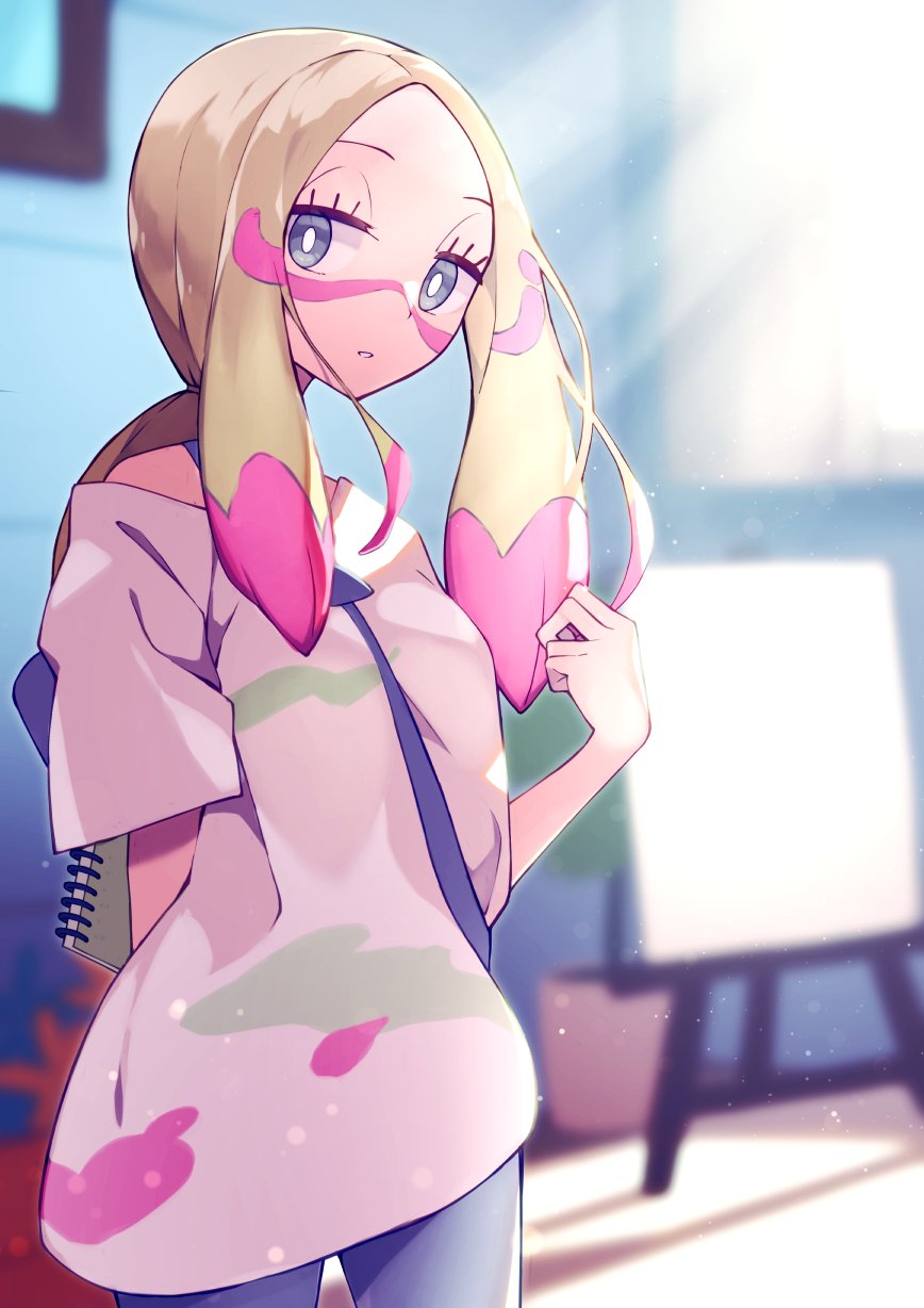 1girl arm_behind_back blonde_hair blue_pants blurry blurry_background canvas_(object) eyelashes facepaint grey_eyes highres long_hair looking_at_viewer mina_(pokemon) notebook paint_in_hair paint_on_clothes pants parted_lips pokemon pokemon_(game) pokemon_sm rindoriko shirt solo