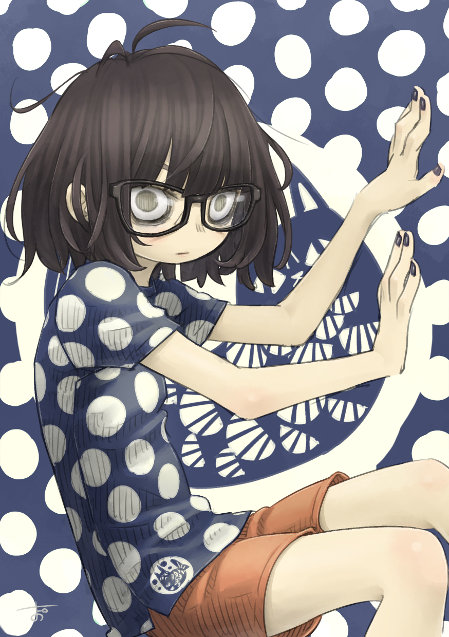 1girl animal_print bags_under_eyes black_nails blue_background blue_shirt brown_hair cat_print chiyo_maru closed_mouth commentary_request feet_out_of_frame glasses green_eyes hand_on_wall hands_up highres invisible_wall looking_at_viewer messy_hair orange_shorts original polka_dot polka_dot_background polka_dot_shirt shirt short_sleeves shorts signature sitting solo t-shirt two-tone_background two-tone_shirt white_background white_shirt wide-eyed