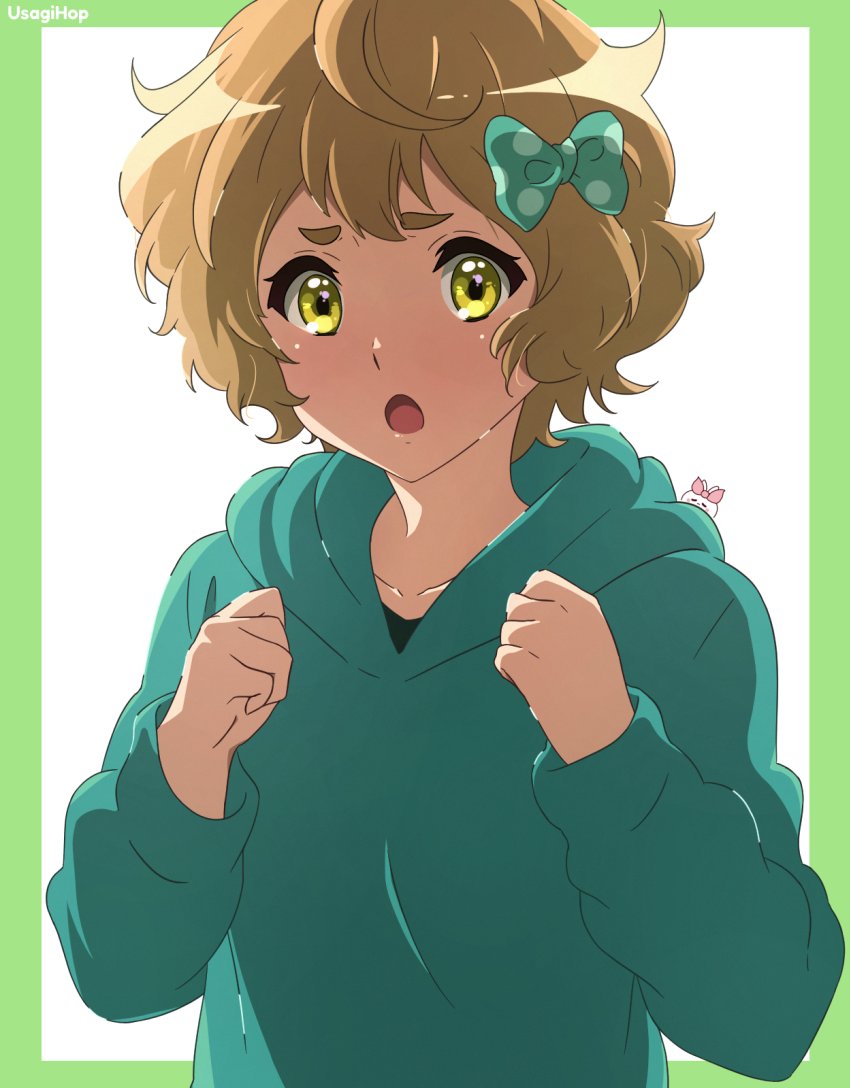 1girl :o artist_name blonde_hair bow clenched_hands fighting_stance green_bow green_eyes green_hoodie hair_bow hands_up hibike!_euphonium hood hoodie kawashima_sapphire open_mouth polka_dot polka_dot_bow simple_background solo thick_eyebrows usagihop watermark