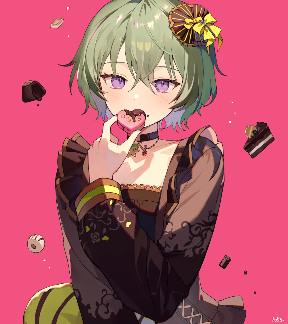 1girl azit_(down) black_choker blush brown_shirt choker collarbone commentary_request covered_mouth food food_on_face green_hair hair_between_eyes hand_up heart holding holding_food kusanagi_nene long_sleeves looking_at_viewer pink_background project_sekai puffy_long_sleeves puffy_sleeves shirt short_hair signature simple_background solo violet_eyes