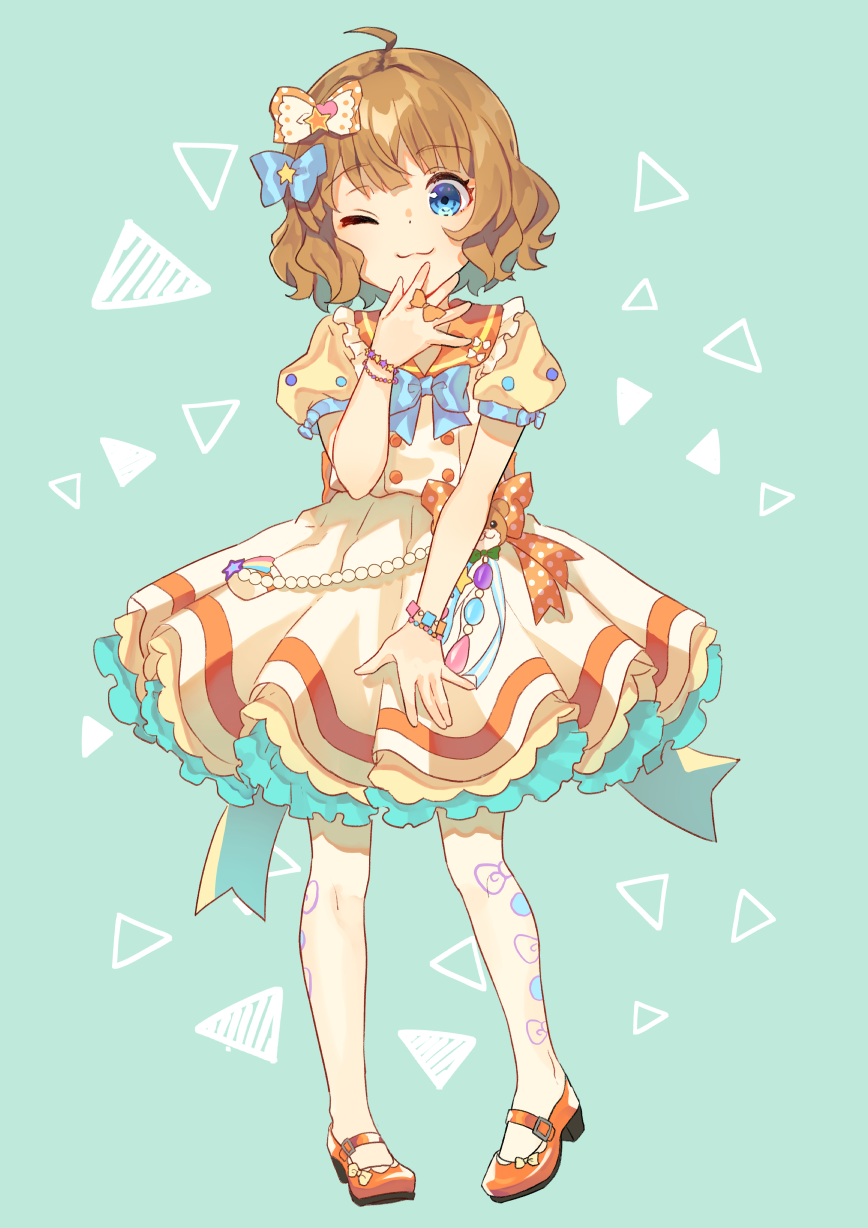 1girl :3 ahoge blue_bow blue_bowtie blue_eyes blue_ribbon blush bow bowtie breasts brown_hair closed_mouth dot_nose dress finger_ribbon frilled_dress frills full_body green_background hair_bow hair_ribbon hand_up high_heels highres idolmaster idolmaster_million_live! idolmaster_million_live!_theater_days kurotea looking_at_viewer multiple_bracelets one_eye_closed open_hands orange_ribbon pantyhose pigeon-toed polka_dot polka_dot_ribbon puffy_short_sleeves puffy_sleeves red_footwear ribbon short_hair short_sleeves small_breasts smile solo standing suou_momoko triangle white_pantyhose yellow_dress yellow_ribbon
