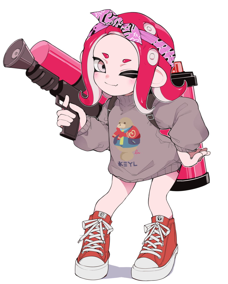 1girl black_shorts forehead full_body goten_(510gensoku) grey_sweater hairband hand_on_own_hip highres looking_at_viewer octoling octoling_girl one_eye_closed pink_eyes red_footwear redhead ribbon shoes short_hair short_shorts shorts smile solo splatoon_(series) splatoon_3 standing suction_cups sweater tentacle_hair weapon