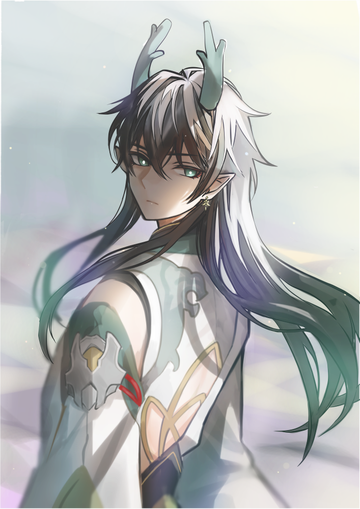 1boy arms_at_sides back_cutout black_hair bright_pupils closed_mouth clothing_cutout clothing_request dan_heng_(honkai:_star_rail) dan_heng_(imbibitor_lunae)_(honkai:_star_rail) earrings frown green_eyes green_horns grey_background hair_between_eyes honkai:_star_rail honkai_(series) jewelry long_hair long_sleeves looking_at_viewer looking_back male_focus multicolored_hair pointy_ears sidelocks solo streaked_hair upper_body white_pupils yuki_jirou