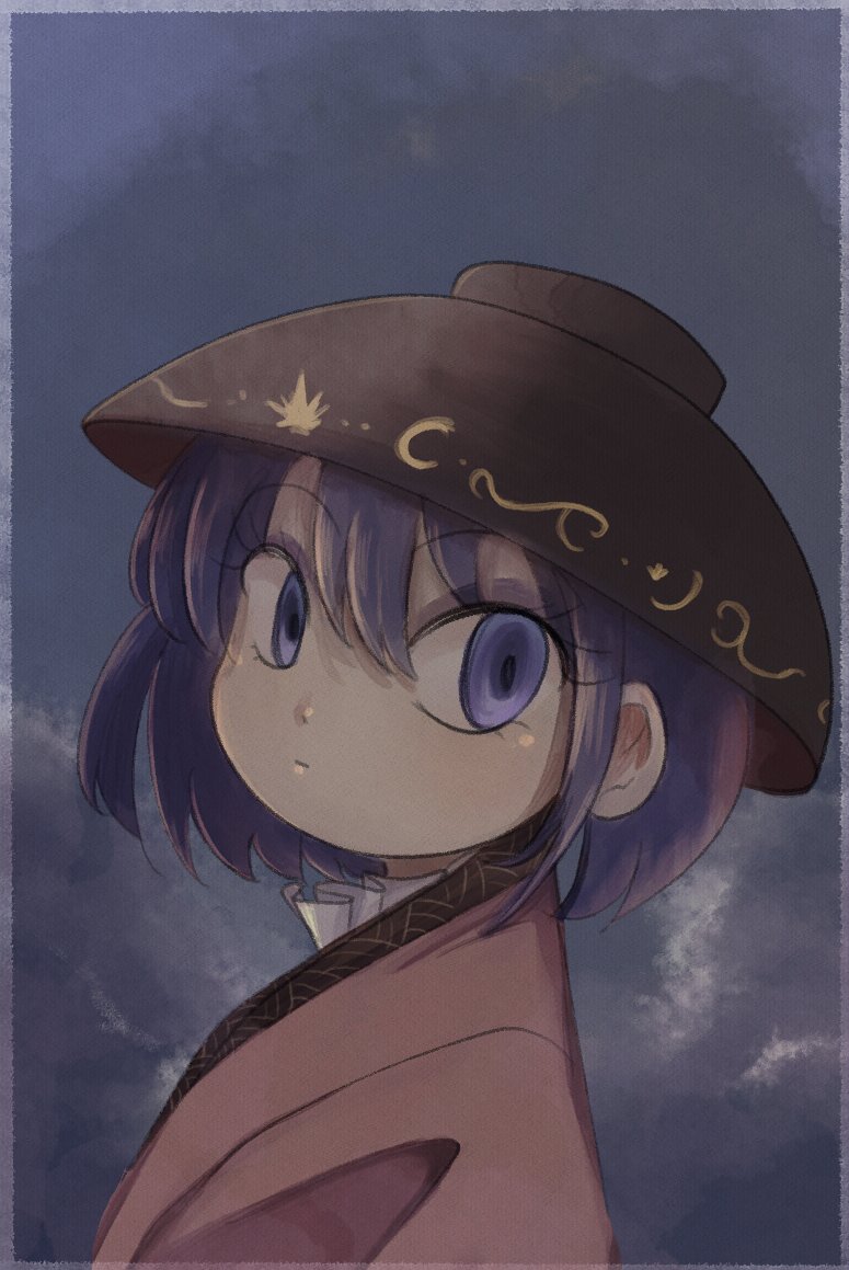 1girl black_headwear bowl bowl_hat closed_mouth clouds cloudy_sky commentary dr._addamelech english_commentary expressionless eyelashes eyeshadow frilled_kimono frills from_side hat japanese_clothes kimono long_sleeves looking_at_viewer makeup purple_eyeshadow purple_hair red_kimono short_hair sky solo sukuna_shinmyoumaru touhou upper_body violet_eyes