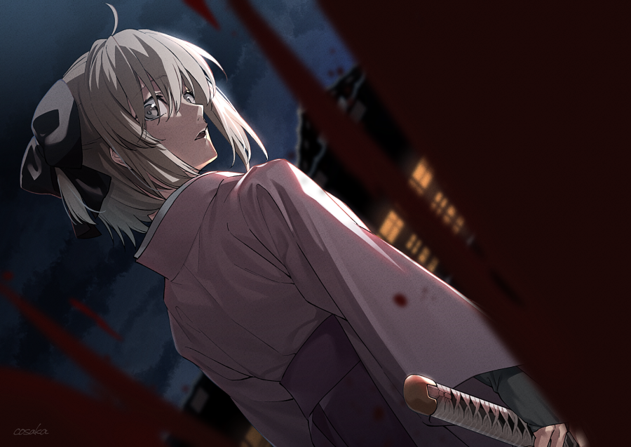 1girl ahoge black_bow blonde_hair blood bow clouds commentary_request fate/grand_order fate_(series) from_behind grey_eyes hair_between_eyes hair_bow half_updo holding holding_sword holding_weapon japanese_clothes katana kimono koha-ace looking_at_viewer lunapont night night_sky okita_souji_(fate) okita_souji_(koha-ace) open_mouth outdoors pink_kimono short_hair signature sky solo sword weapon wide_sleeves