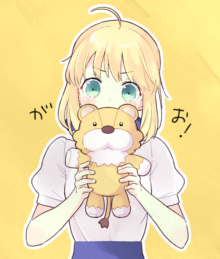 1girl 87banana ahoge artoria_pendragon_(fate) blonde_hair blouse blush bow fate/stay_night fate_(series) green_eyes hair_between_eyes hair_bow holding holding_stuffed_toy saber shirt skirt solo stuffed_animal stuffed_lion stuffed_toy white_shirt yellow_background