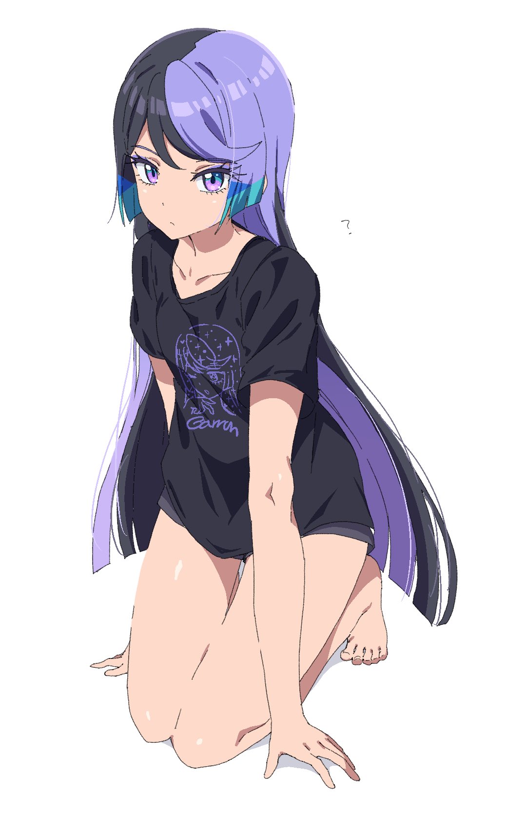 1girl ? arm_support barefoot black_hair black_shirt blue_hair blunt_ends carron_(waccha_primagi!) character_name character_print closed_mouth clothes_writing commentary_request dolldolldd full_body grey_shorts highres kneeling korean_commentary long_hair looking_at_viewer multicolored_hair pretty_series purple_hair shirt short_sleeves shorts simple_background solo t-shirt very_long_hair violet_eyes waccha_primagi! white_background