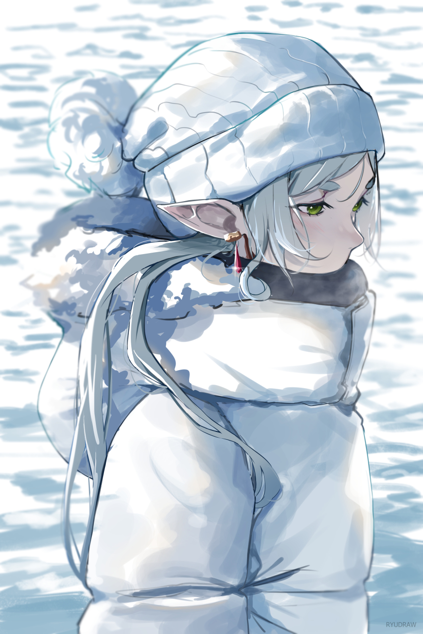 1girl artist_name black_scarf coat covered_mouth elf english_commentary frieren from_side fur-trimmed_coat fur_trim green_eyes grey_hair highres long_hair looking_ahead parted_bangs pointy_ears ryudraw scarf snow sousou_no_frieren upper_body white_coat white_headwear winter_clothes winter_coat