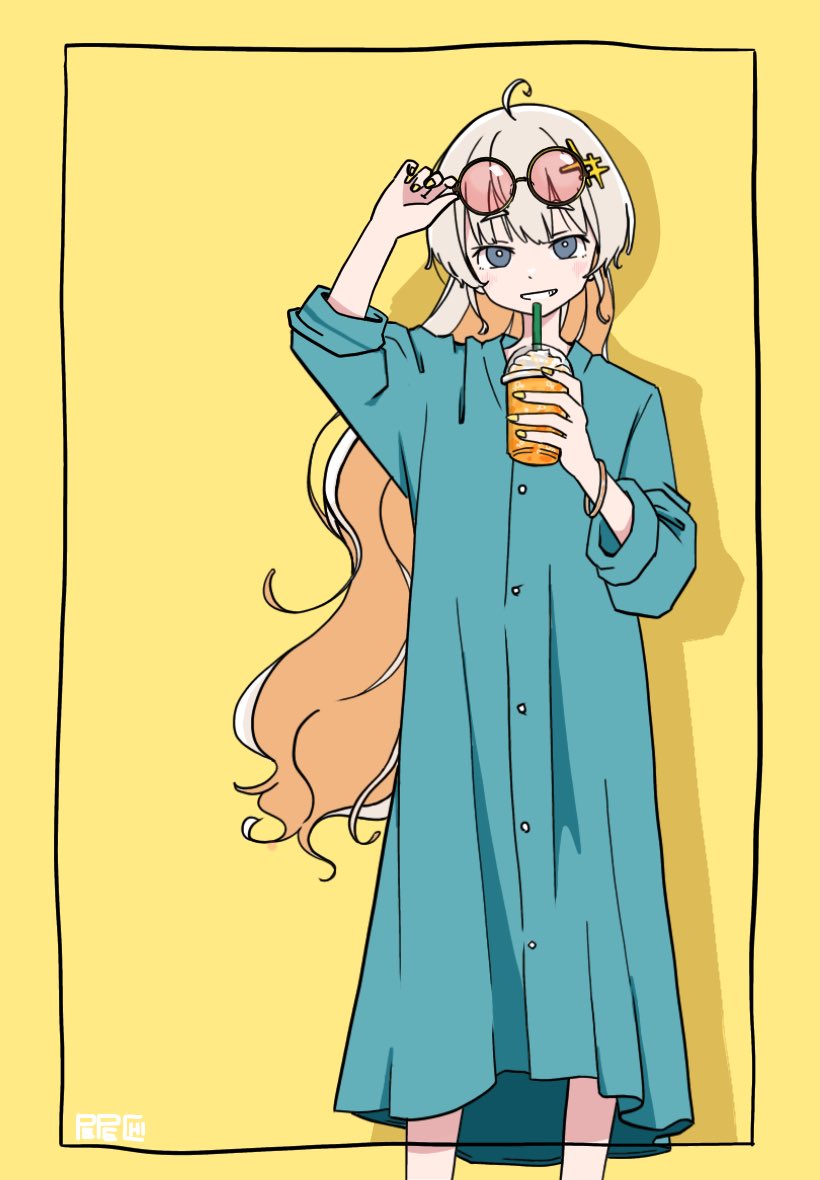 1girl adjusting_eyewear ahoge alternate_design arm_up blue_dress blue_eyes bracelet bright_pupils coffee_cup colored_inner_hair commentary cup disposable_cup dress drink drinking_straw drop_shadow eyewear_on_head feet_out_of_frame floating_hair grey_hair grin hair_ornament head_tilt holding holding_drink jewelry kizuna_akari light_blush long_hair looking_at_viewer multicolored_hair orange_hair pepechi round_eyewear signature sleeves_past_elbows sleeves_rolled_up smile solo standing sunglasses voiceroid wavy_hair white_hair white_pupils yellow_background yellow_nails