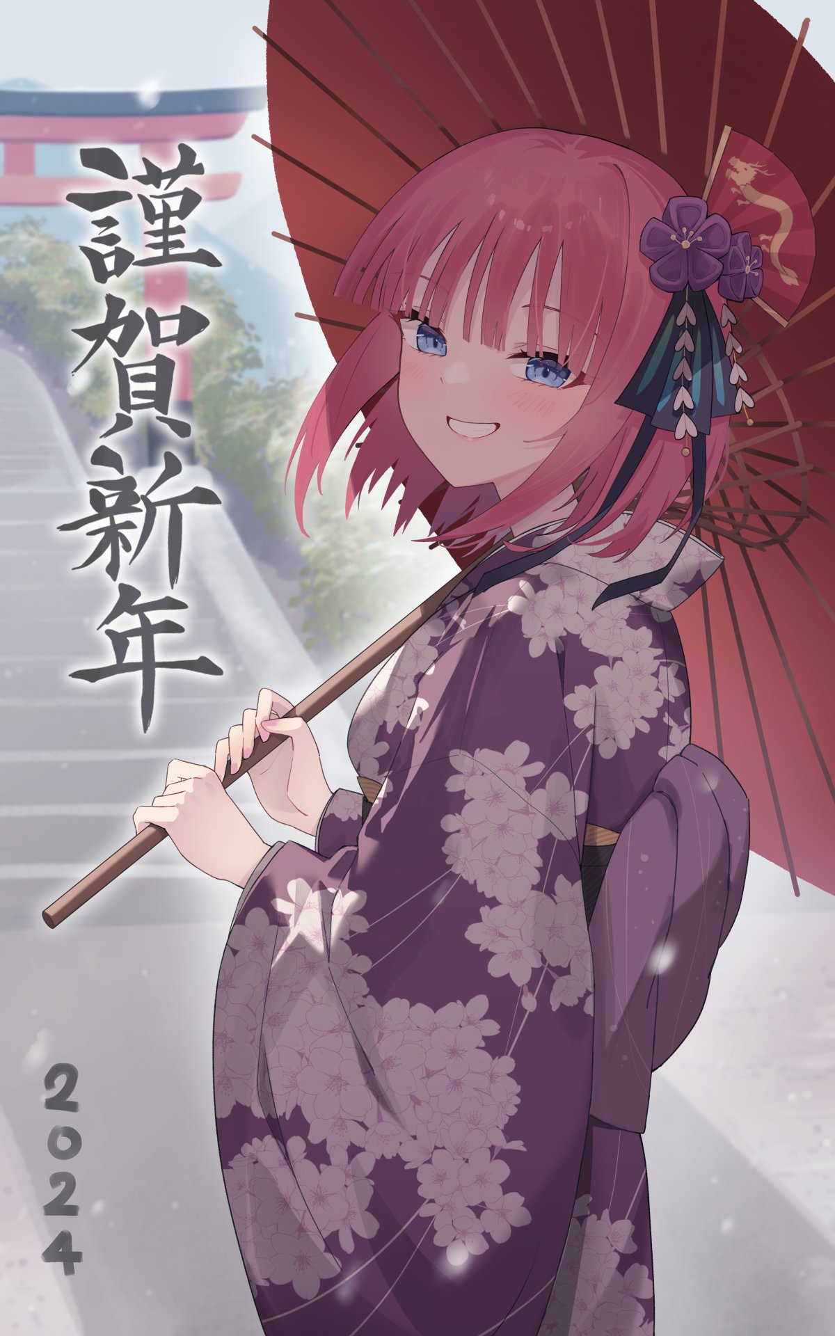 1girl 2024 alternate_costume blue_eyes blunt_bangs blush butterfly_hair_ornament chinese_zodiac commentary_request cowboy_shot day dragon_print eyelashes floral_print flower from_side go-toubun_no_hanayome grin hair_ornament happy_new_year highres holding holding_umbrella japanese_clothes kanzashi kimono long_sleeves looking_at_viewer medium_hair nakano_nino new_year oil-paper_umbrella outdoors profnote purple_flower purple_kimono red_umbrella redhead smile solo stairs standing torii umbrella under_umbrella wide_sleeves year_of_the_dragon