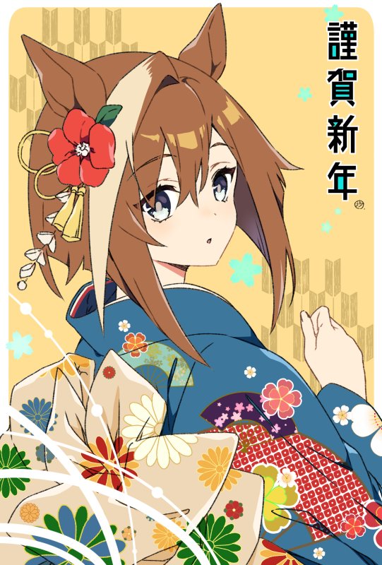 1girl animal_ears blue_kimono brown_background brown_hair cheval_grand_(umamusume) commentary_request floral_print flower from_behind grey_eyes hair_between_eyes hair_flower hair_ornament hand_up horse_ears japanese_clothes kimono long_sleeves looking_at_viewer looking_back multicolored_hair parted_lips print_kimono red_flower sha_nake simple_background solo streaked_hair translation_request umamusume unmoving_pattern wide_sleeves yagasuri