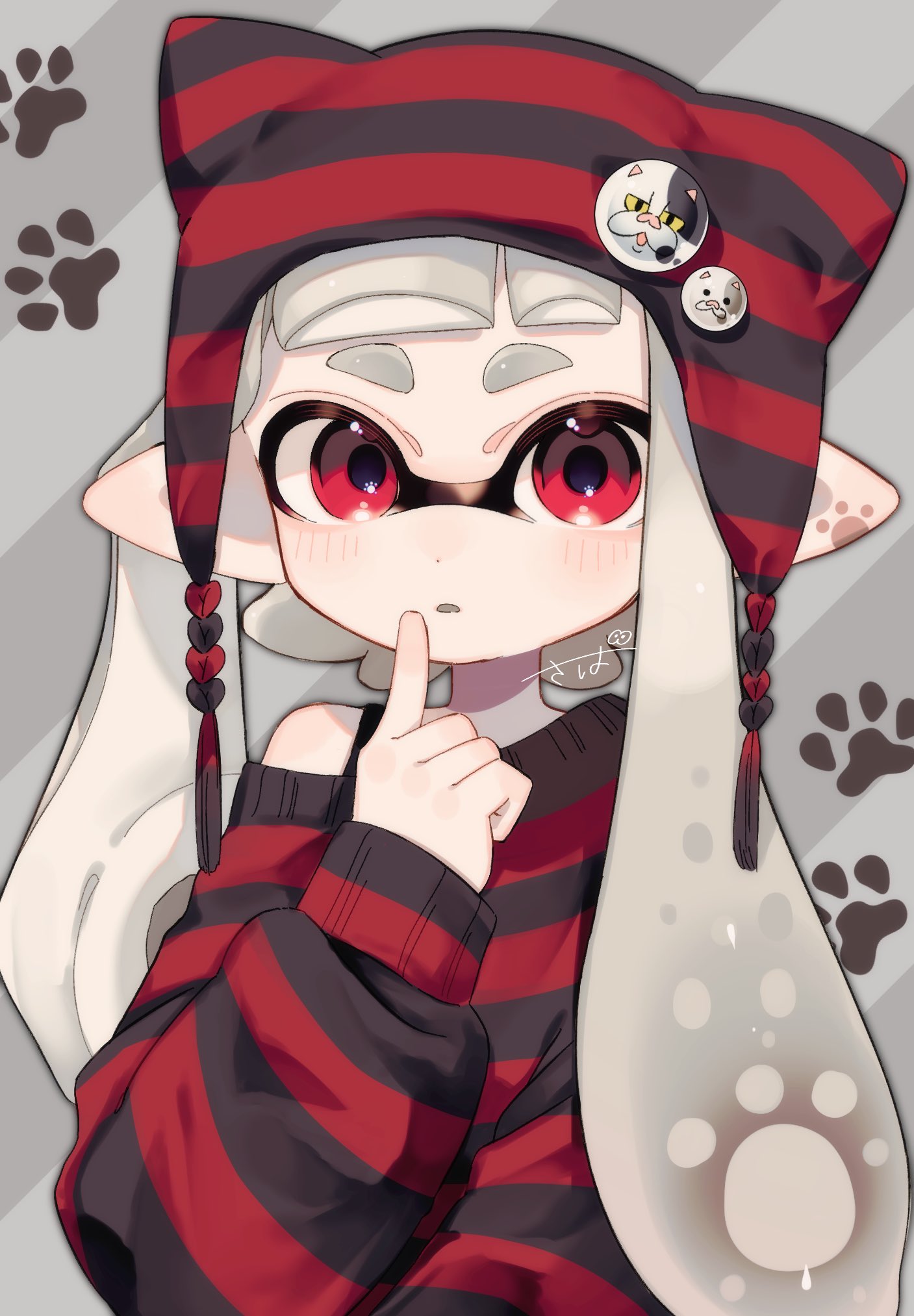 1girl black_headwear black_shirt character_pin commentary finger_to_own_chin grey_background grey_hair highres inkling_girl inkling_player_character judd_(splatoon) li'l_judd_(splatoon) long_hair looking_at_viewer parted_lips pointy_ears red_eyes red_headwear red_shirt sahata_saba shirt simple_background solo splatoon_(series) striped_clothes striped_headwear striped_shirt symbol-only_commentary tentacle_hair thick_eyebrows translation_request two-tone_headwear two-tone_shirt upper_body