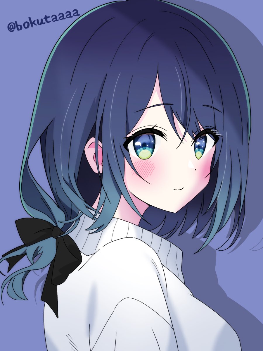 1girl black_bow blue_background blue_eyes blue_hair blush bokutaaaa bow breasts closed_mouth eyelashes from_side hair_bow highres kurokawa_akane long_bangs looking_at_viewer looking_to_the_side low-tied_medium_hair medium_hair oshi_no_ko portrait shadow sidelocks smile solo sweater swept_bangs turning_head twitter_username white_sweater