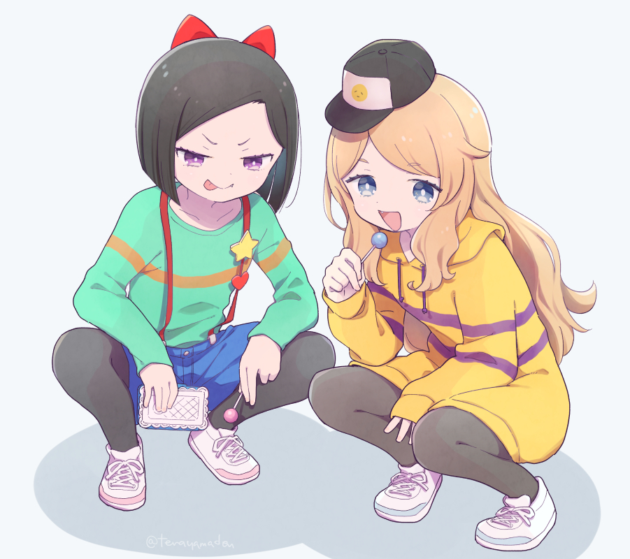 2girls :d asuka_ruu baseball_cap black_hair black_headwear black_pantyhose blonde_hair blue_eyes blue_shorts bow candy closed_mouth commentary_request food fudou_devi full_body green_sweater grey_background hair_bow hat holding holding_candy holding_food holding_lollipop holding_phone hood hood_down hoodie kiratto_pri_chan lollipop long_hair long_sleeves looking_at_viewer multiple_girls open_mouth pantyhose pantyhose_under_shorts phone pretty_series red_bow shoes short_hair shorts simple_background smile sneakers squatting suspender_shorts suspenders sweater swept_bangs terayamaden tongue tongue_out v-shaped_eyebrows violet_eyes white_footwear yellow_hoodie
