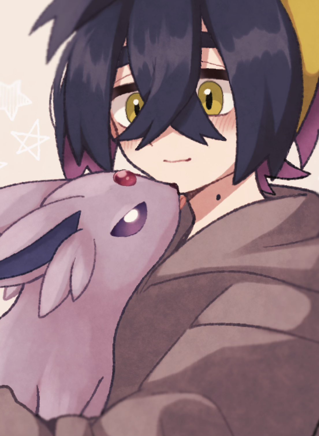 1boy black_hair bright_pupils brown_hoodie closed_mouth colored_inner_hair commentary_request crossed_bangs espeon forehead_jewel grey_background hairband highres hood hoodie hykchiba kieran_(pokemon) light_smile male_focus medium_hair mole mole_on_neck multicolored_hair pokemon pokemon_(creature) pokemon_sv purple_hair thick_eyebrows two-tone_hair violet_eyes white_pupils yellow_eyes yellow_hairband