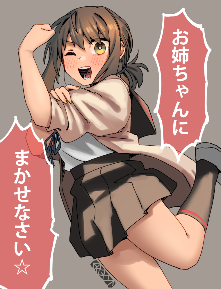 1girl black_sailor_collar black_skirt bras_d'honneur brown_hair clenched_hand commentary_request cowboy_shot ergot flexing fubuki_(kancolle) fubuki_kai_ni_(kancolle) green_eyes grey_background hand_on_own_arm kantai_collection low_ponytail medium_hair pleated_skirt rolling_sleeves_up sailor_collar school_uniform serafuku short_ponytail sidelocks simple_background skirt sleeves_rolled_up smile solo standing standing_on_one_leg translation_request