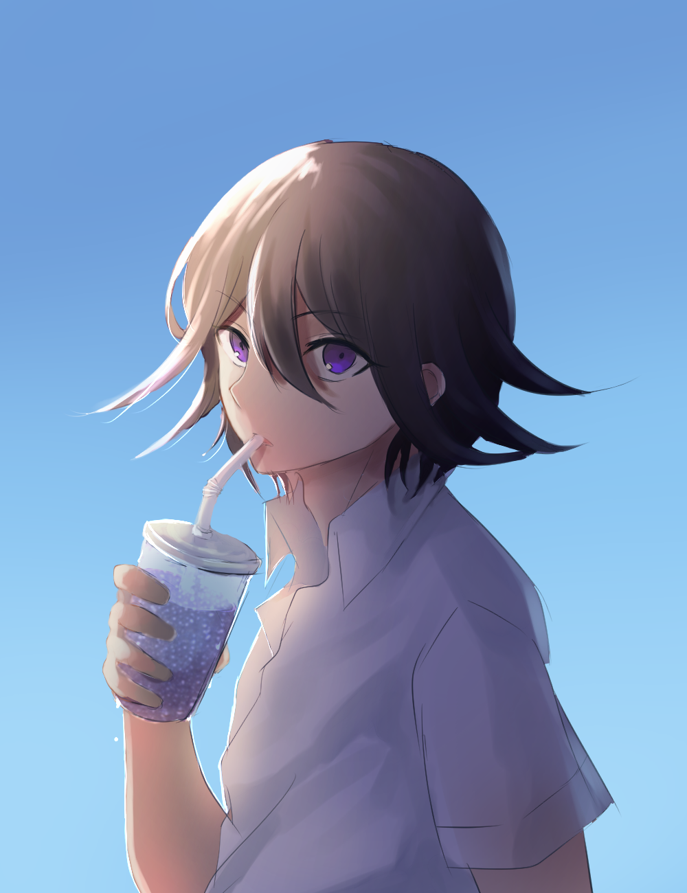 1boy alternate_costume black_hair blue_background collared_shirt commentary_request danganronpa_(series) danganronpa_v3:_killing_harmony drink drinking drinking_straw glass hair_between_eyes highres holding holding_drink looking_at_viewer male_focus oma_kokichi shirt short_hair short_sleeves simple_background soda solo sunlight touko_(color-palette) upper_body violet_eyes white_shirt white_sleeves