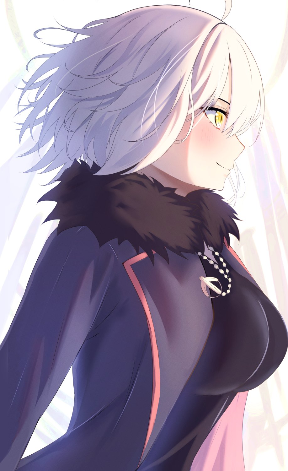 1girl ahoge blush breasts coat fate/grand_order fate_(series) fur_trim hair_between_eyes highres jacket jeanne_d'arc_alter_(fate) jeanne_d'arc_alter_(ver._shinjuku_1999)_(fate) jewelry large_breasts long_sleeves necklace official_alternate_costume open_clothes short_hair smile solo umi_endu white_hair yellow_eyes