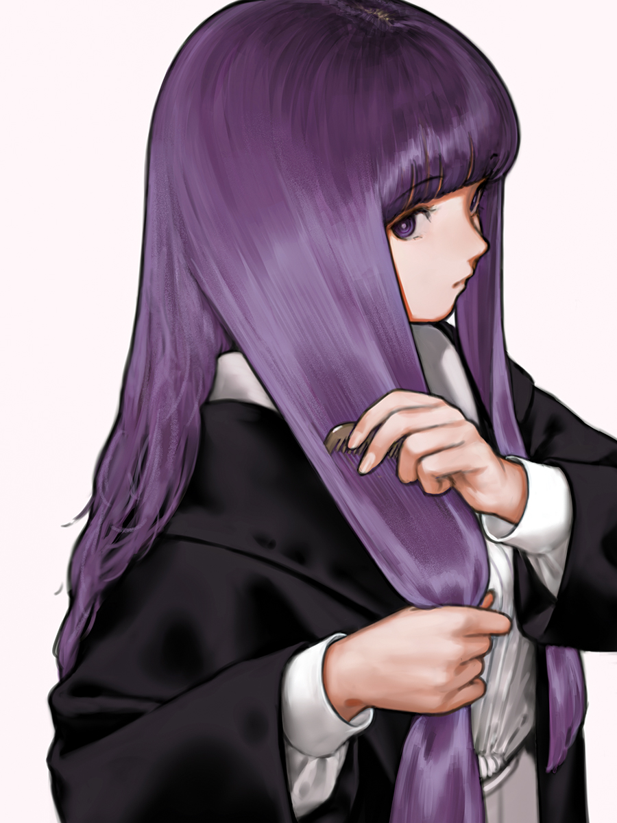 1girl black_coat blunt_bangs brushing_hair closed_mouth coat comb commentary_request dress expressionless fern_(sousou_no_frieren) highres holding holding_comb holding_hair long_hair long_sleeves looking_at_viewer nizuma open_clothes open_coat purple_hair purple_pupils ringed_eyes sideways_glance simple_background solo sousou_no_frieren upper_body very_long_hair violet_eyes white_background white_dress wide_sleeves