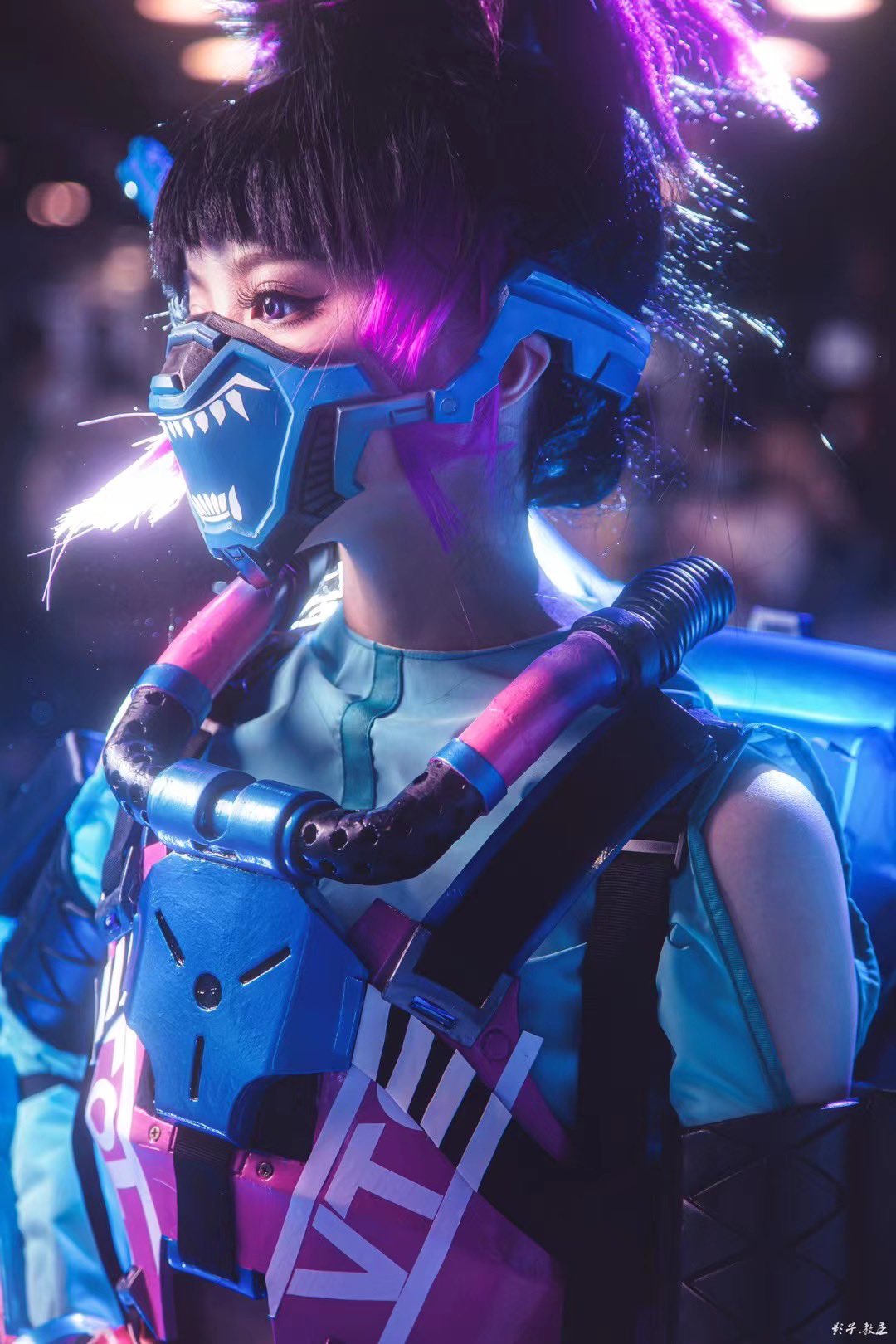 1girl apex_legends armor black_hair blue_shirt breastplate clothing_cutout cosplay_photo di_guan fluorescent_tech_valkyrie highres looking_to_the_side mask mouth_mask multicolored_hair photo_(medium) purple_hair shirt shoulder_cutout solo streaked_hair upper_body valkyrie_(apex_legends) violet_eyes