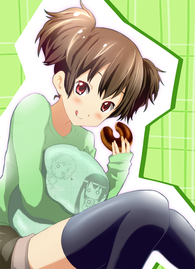 :q doughnut eating hatasuke hirasawa_ui k-on! nakano_azusa o_o pillow red_eyes short_hair short_twintails suzuki_jun thigh-highs thighhighs tongue twintails