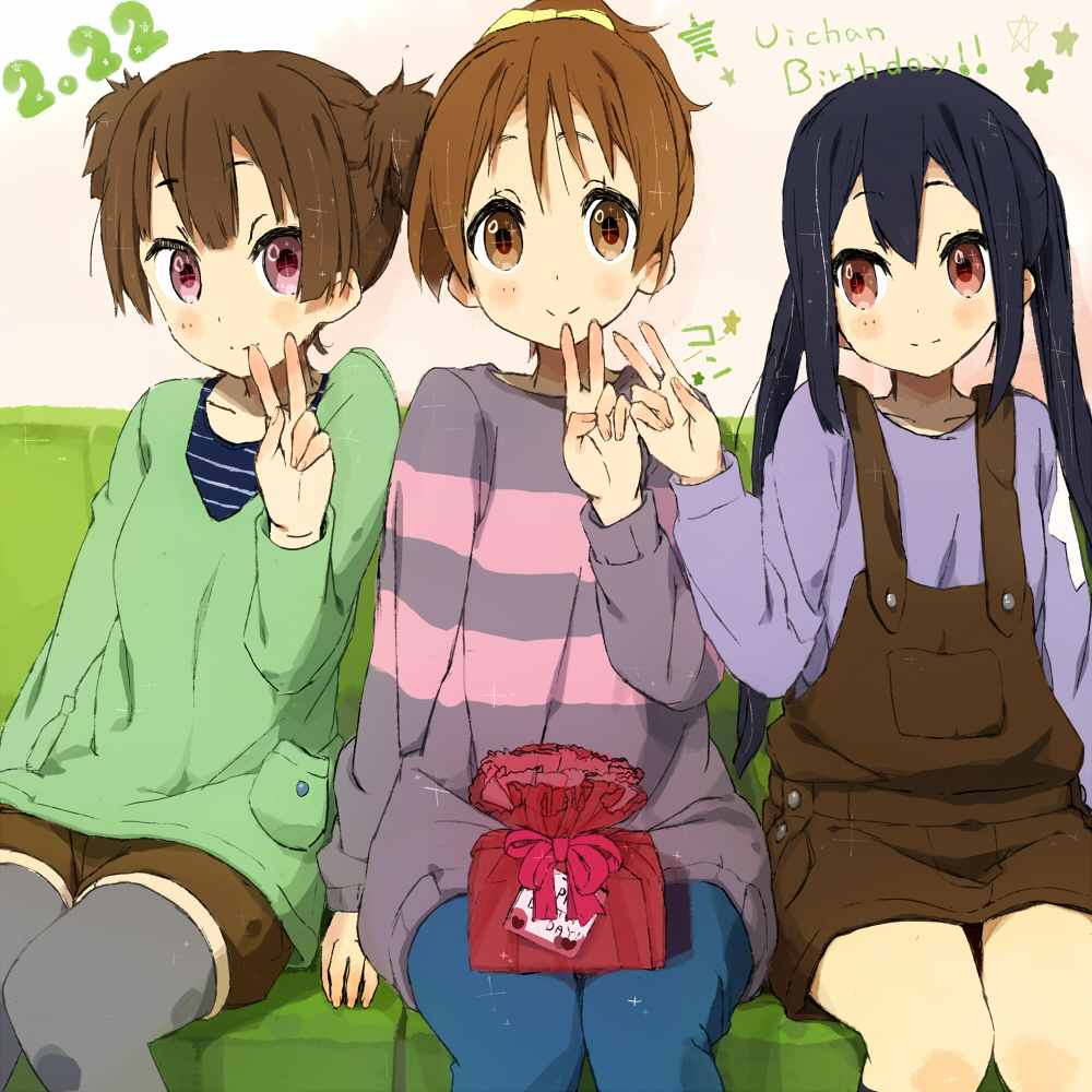 black_hair brown_eyes brown_hair casual gift happy_birthday hirasawa_ui k-on! long_hair nakano_azusa nasuna overalls ponytail red_eyes short_hair sitting suzuki_jun sweater thigh-highs thighhighs twintails v