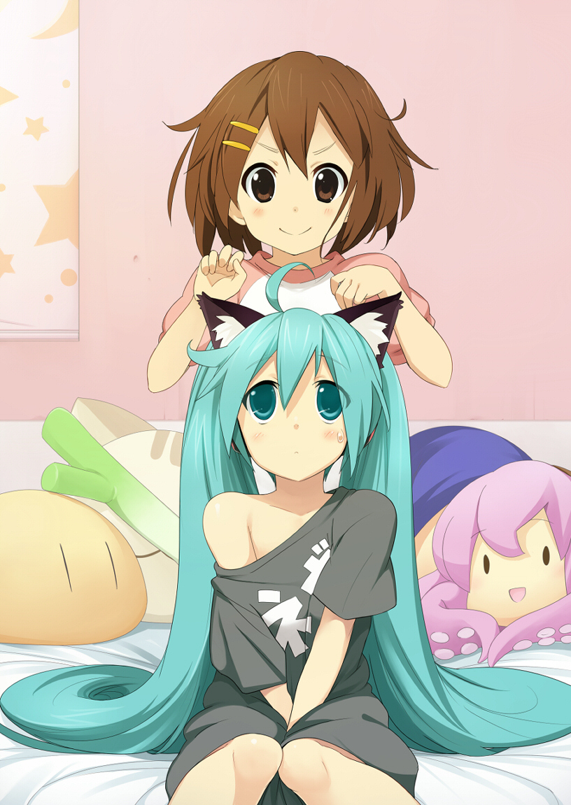 &gt;:) :&lt; ahoge animal_ears bare_shoulders brown_eyes brown_hair cat clannad crossover dango dango_daikazoku fujishiro_touma green_eyes green_hair hair_ornament hairclip hatsune_miku hirasawa_yui k-on! kemonomimi_mode long_hair megurine_luka off_shoulder parody raglan_sleeves short_hair smile spring_onion style_parody takoluka v_arms very_long_hair vocaloid