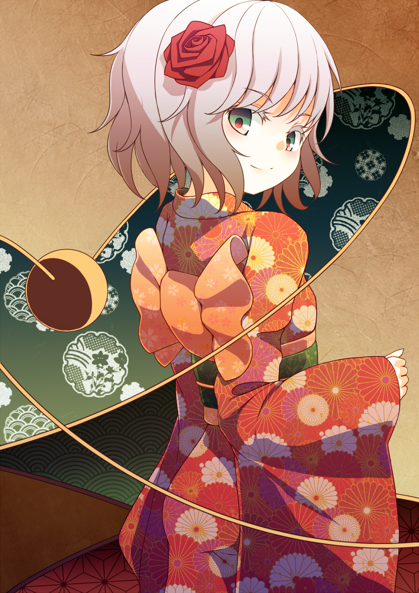 alternate_costume asa_no_ha_(pattern) bow dise eyeball floral_print flower green_eyes hair_flower hair_ornament highres japanese_clothes kikumon kimono komeiji_koishi looking_back obi red_rose rose seigaiha shippou_(pattern) short_hair silver_hair smile solo third_eye touhou