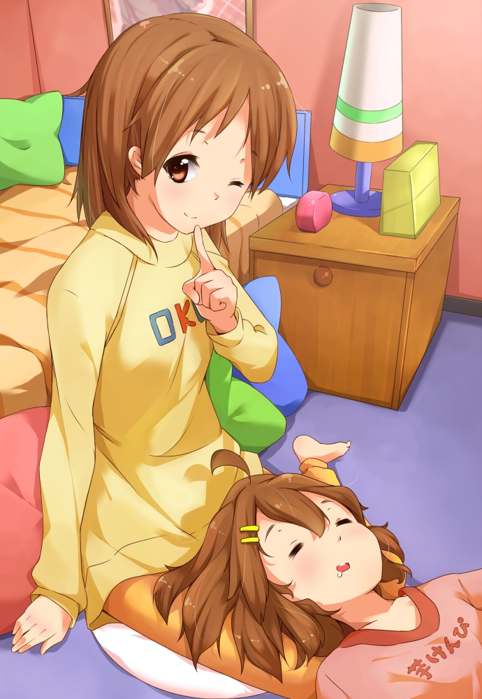 bed brown_eyes brown_hair drawer hazuki_akaoto hirasawa_ui hirasawa_yui k-on! lamp lap_pillow short_hair siblings sisters sleep_wear sleeping sleepwear wink yuri