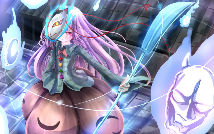 1girl absurdres blouse blue_fire expressionless fire fox_mask hata_no_kokoro highres light_trail long_hair looking_at_viewer mask naginata nano_(mianhua_maoqiu) oni_mask outdoors pink_eyes pink_hair polearm rooftop skirt solo touhou weapon