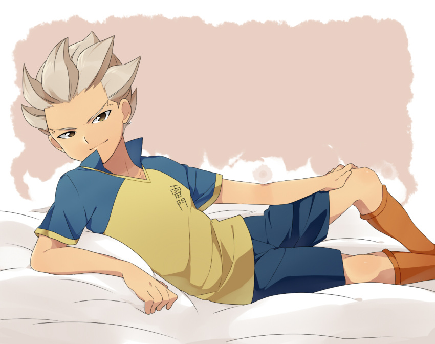 brown_eyes gouenji_shuuya inazuma_eleven inazuma_eleven_(series) male petagon short_hair smile soccer_uniform white_hair