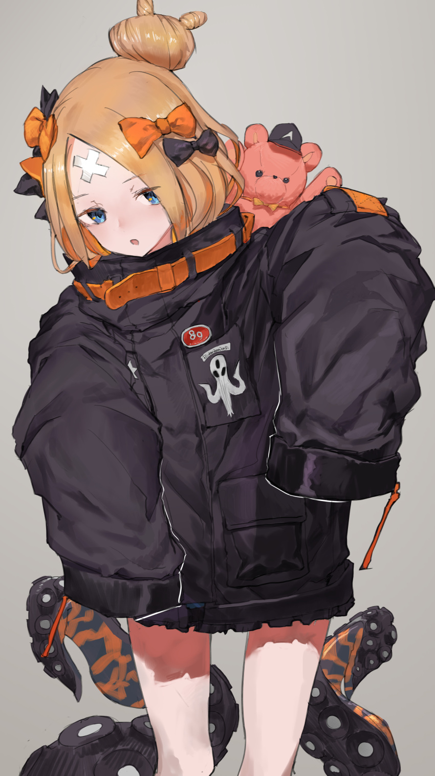 1girl abigail_williams_(fate/grand_order) absurdres animal_print bangs black_bow black_hat black_jacket blonde_hair blue_eyes blush bow commentary_request eyebrows_visible_through_hair fate/grand_order fate_(series) grey_background haggy hair_bow hair_bun hands_up hat highres jacket long_hair long_sleeves looking_at_viewer orange_bow panko_(drive_co) parted_bangs parted_lips polka_dot polka_dot_bow sleeves_past_fingers sleeves_past_wrists solo stuffed_animal stuffed_toy suction_cups teddy_bear tentacle tiger_print