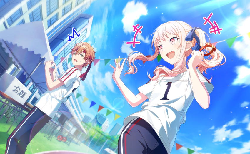 1boy 1other :d akiyama_mizuki banner black_pants blonde_hair blonde_streaks blue_ribbon blue_sky blurry bokeh building clouds colorful_palette depth_of_field game_cg green_eyes hair_between_eyes hair_ribbon hakunetsu!_kamikou_ouendan!_(project_sekai) headband highres holding medium_hair official_art orange_hair pants pink_eyes pink_hair project_sekai red_headband ribbon shinonome_akito shirt side_ponytail sidelocks sky smile sweatdrop third-party_source white_shirt