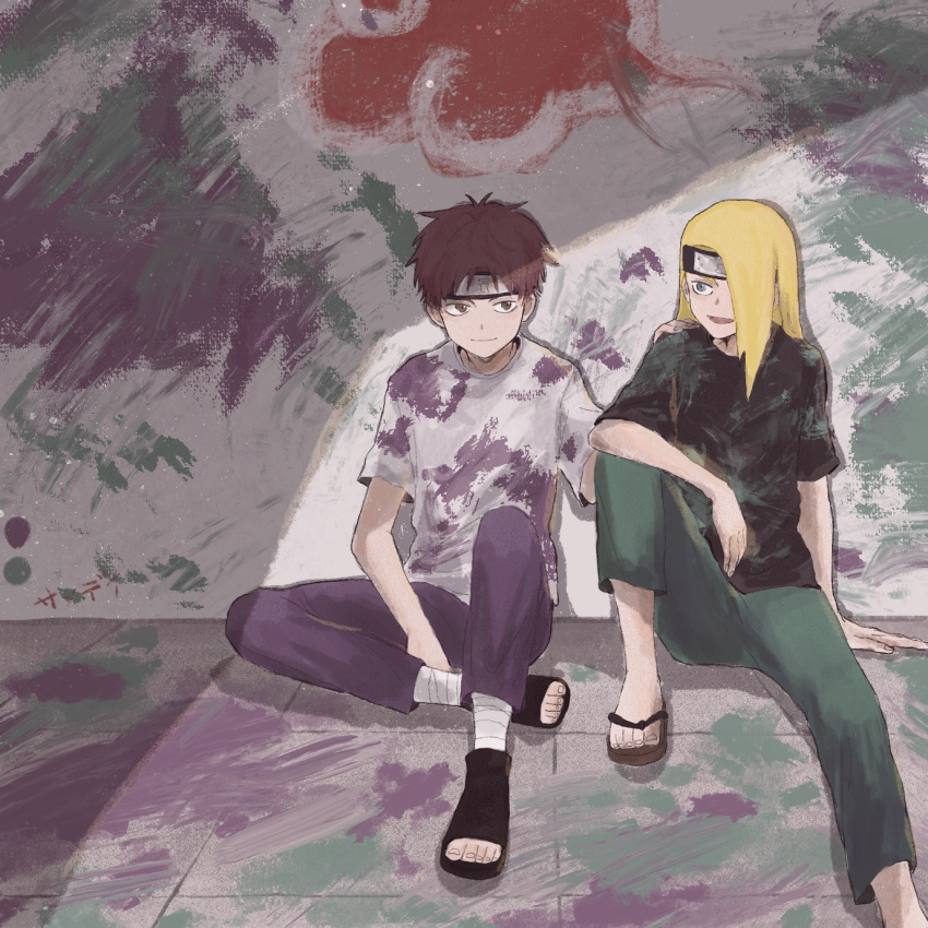 2boys against_wall asymmetrical_bangs black_shirt blonde_hair blue_eyes closed_mouth commentary_request deidara_(naruto) forehead_protector green_pants hand_on_another's_shoulder highres long_hair looking_at_another male_focus multiple_boys naruto_(series) naruto_shippuuden official_alternate_costume open_mouth outdoors paint pants purple_pants red_eyes red_hair sandals sasori_(naruto) shirt sidewalk sitting situ17 smile white_shirt