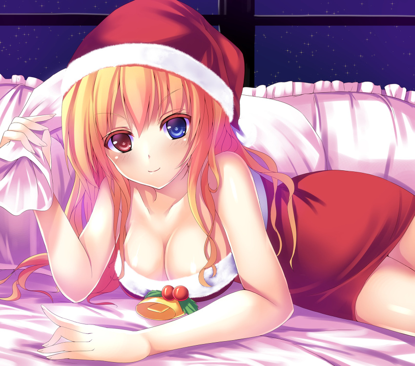 1girl blonde_hair blue_eyes breasts christmas cleavage hat heterochromia highres pillow red_eyes sack santa_hat smile solo toritori_(yakitoriya) tubetop