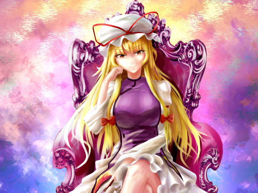 1girl amber_eyes armband bare_legs blonde_hair bow breasts chair crossed_legs fan folding_fan hair_bow hand_on_own_face head_tilt highres holding large_breasts light_smile long_hair looking_at_viewer mob_cap multicolored_background multicolored_eyes tabard touhou violet_eyes xiaoyin_li yakumo_yukari