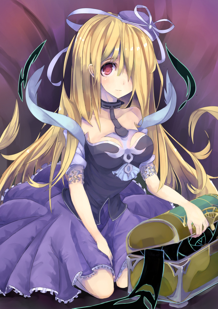 1girl bare_shoulders blonde_hair chest dress hair_over_one_eye hat highres kneeling long_hair nishin_same pandora_(p&amp;d) puzzle_&amp;_dragons red_eyes smile