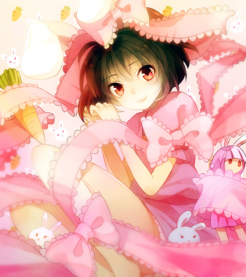2girls animal_ears bare_legs barefoot black_hair carrot dress frilled_ribbon hands_together head_tilt highres inaba_tewi jewelry looking_at_viewer looking_away minigirl multiple_girls necklace no_mouth pink_background pink_dress q-chiang rabbit rabbit_ears red_eyes reisen_udongein_inaba short_hair short_sleeves smile touhou