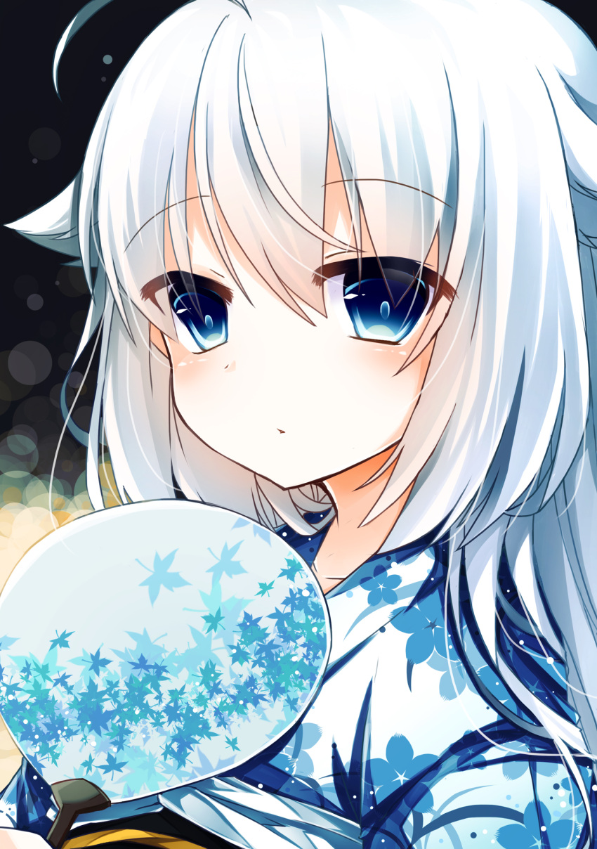 1girl ahoge at blue_clothes blue_eyes blurry bokeh dark_background depth_of_field fan flower highres leaf looking maple_leaf original patterned tagme viewer white_clothes white_hair yu_ri012