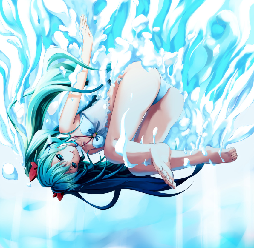 1girl akira_ry0 barefoot green_eyes green_hair hatsune_miku highres long_hair smile solo twintails underwater very_long_hair vocaloid