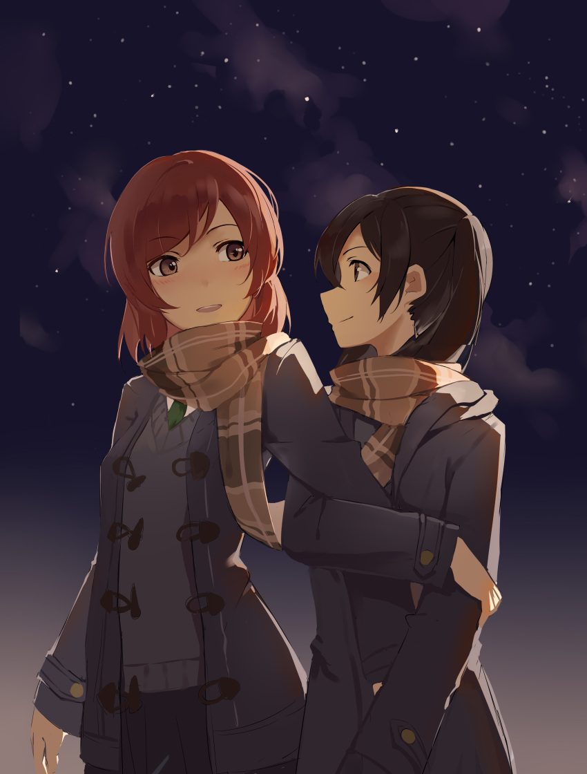 2girls absurdres arm_hug black_hair blush eye_contact gensou_kuro_usagi highres jacket locked_arms long_sleeves looking_at_another love_live!_school_idol_project multiple_girls nishikino_maki red_eyes redhead revision scarf shared_scarf sky smile star_(sky) starry_sky twintails yazawa_nico