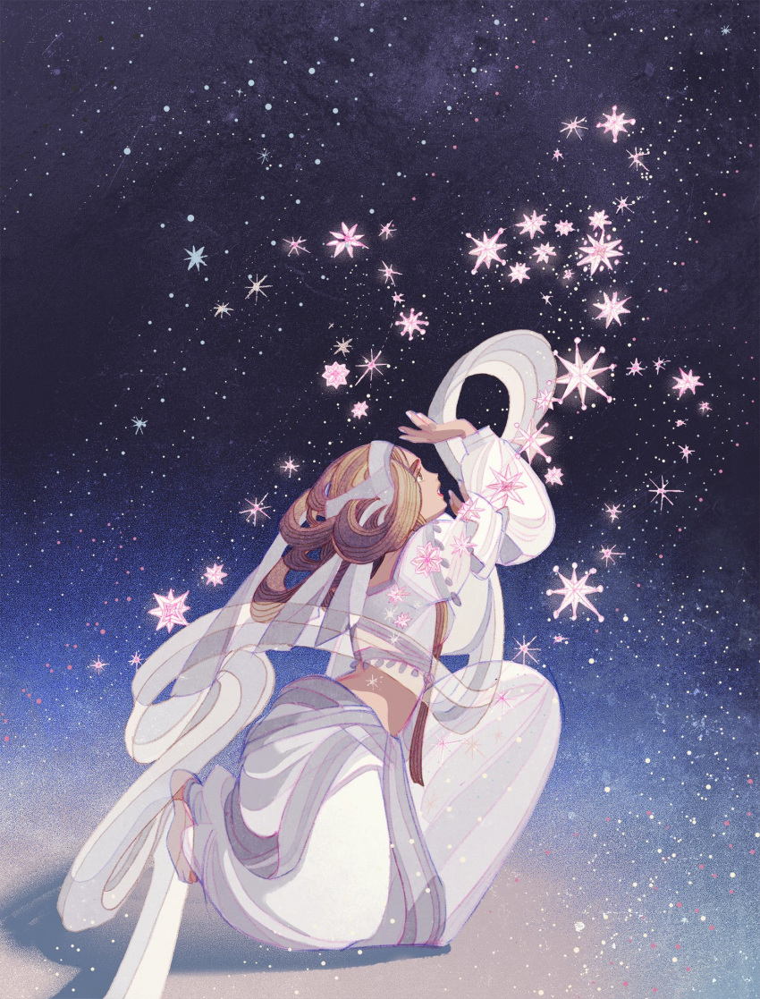1girl arabian_clothes barefoot blonde_hair bow brown_eyes chinese_commentary commentary_request constellation fingernails from_side full_body grey_bow hair_ribbon hair_rings highres long_hair long_sleeves looking_up midriff night night_sky on_one_knee original pants parted_lips puffy_long_sleeves puffy_pants puffy_sleeves red_lips ribbon sainker sash shadow shirt sky sleeve_bow solo star_(sky) starry_sky teeth thick_eyebrows toes white_pants white_ribbon white_sash white_shirt white_sleeves