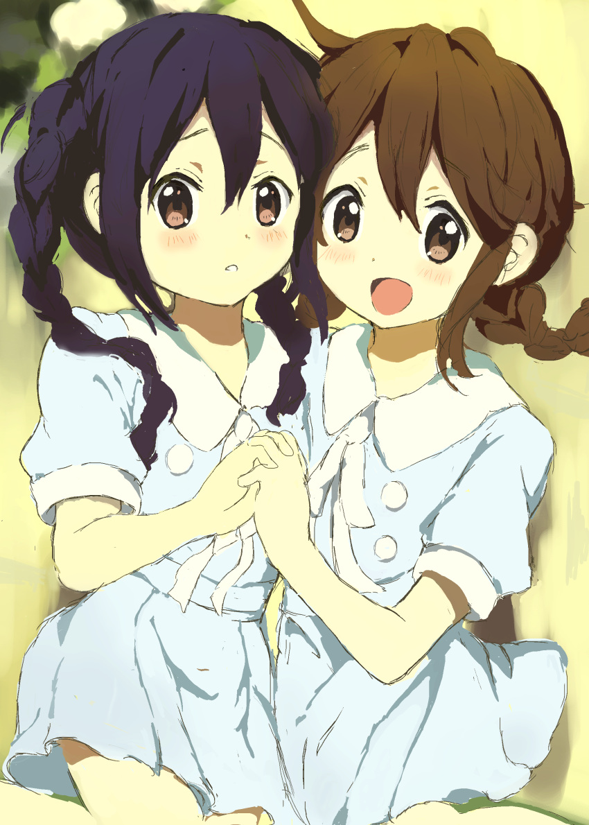 2girls absurdres black_hair braid brown_eyes brown_hair highres hirasawa_yui hitode holding_hands k-on! long_hair multiple_girls nakano_azusa short_hair singing!! twin_braids twintails