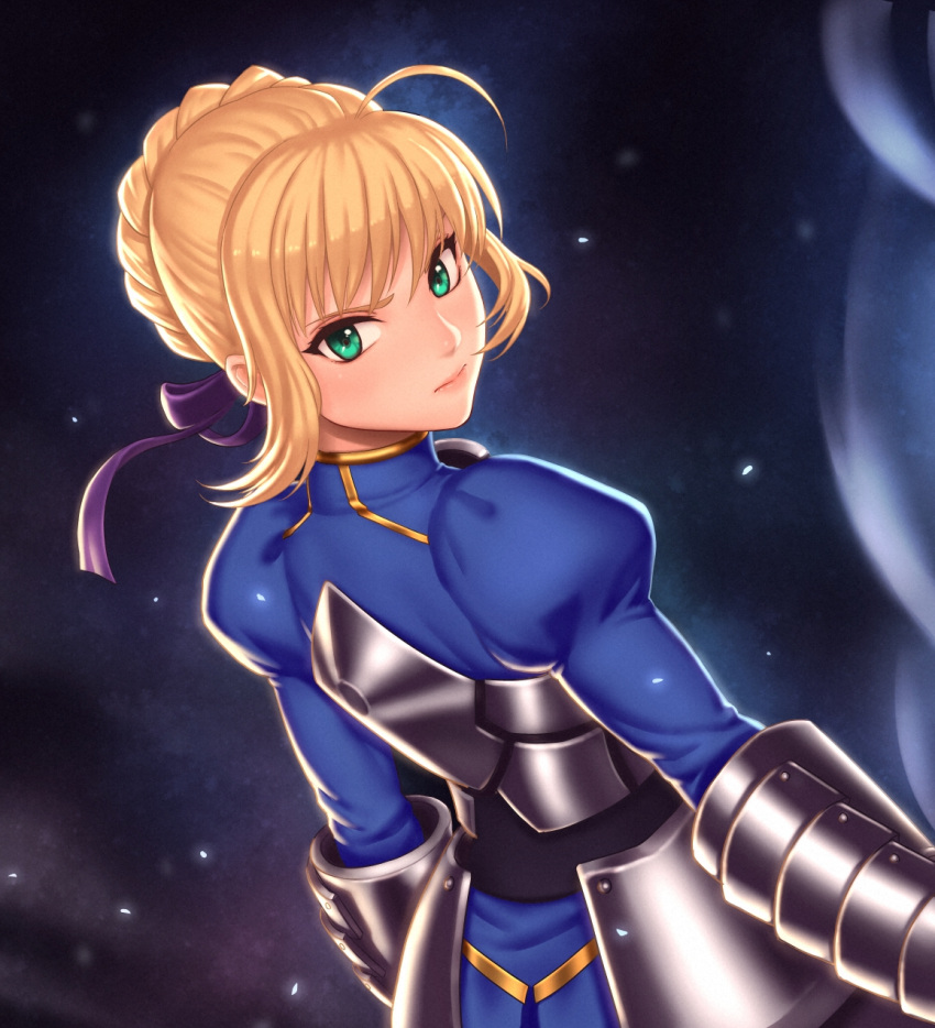 1girl ahoge armor armored_dress blonde_hair dress fate/stay_night fate_(series) green_eyes hair_ribbon highres looking_at_viewer ribbon saber seeker_(shzyu) solo