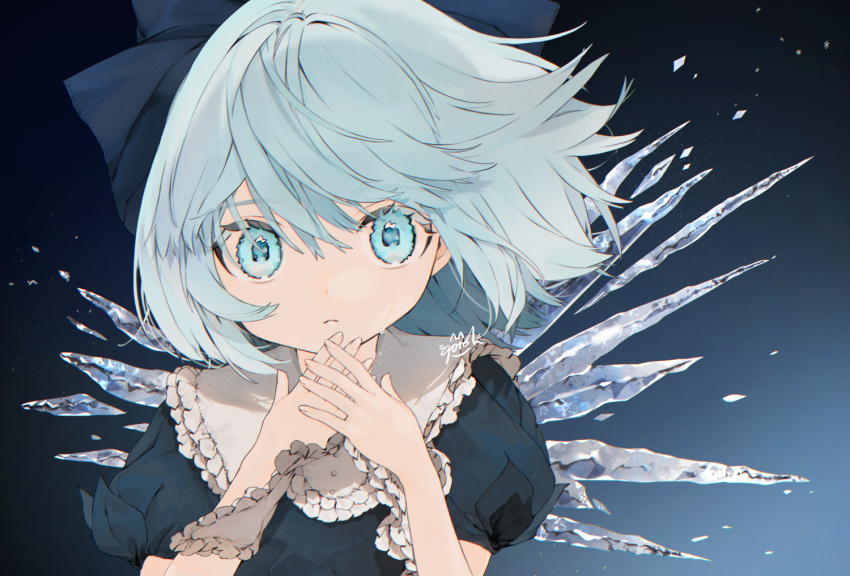 1girl artist_name bangs blue_background blue_bow blue_dress blue_eyes blue_hair bow cirno commentary dress eyebrows_visible_through_hair frilled_shirt_collar frills gotoh510 gradient gradient_background hair_between_eyes hair_bow hands_up ice ice_wings looking_at_viewer own_hands_together puffy_short_sleeves puffy_sleeves short_hair short_sleeves signature solo touhou upper_body wings