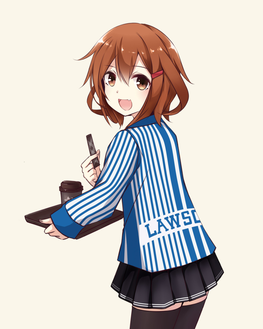 1girl :d alternate_costume black_background black_legwear black_skirt brown_eyes colis_(regunm772) cowboy_shot cup employee_uniform from_behind hair_ornament hairclip highres ikazuchi_(kantai_collection) kantai_collection lawson looking_at_viewer looking_back open_mouth pleated_skirt short_hair simple_background skirt smile solo thigh-highs tray uniform