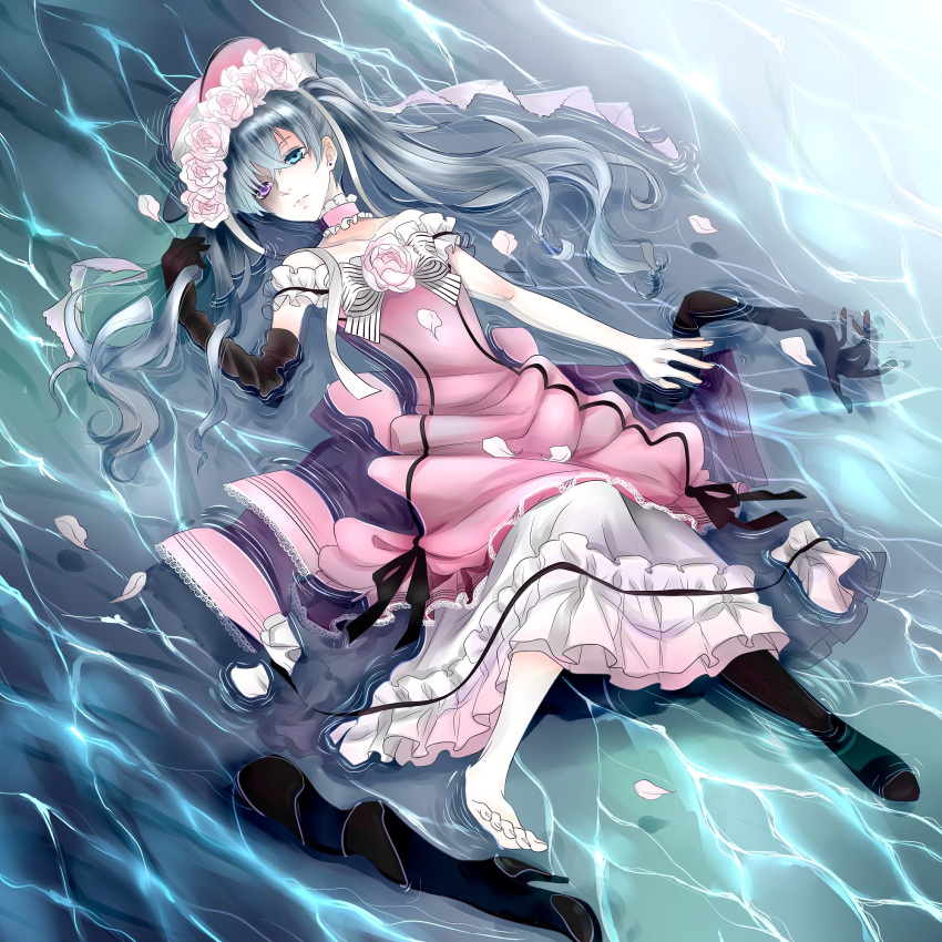 1boy barefoot black_gloves boots chiarasanchi choker ciel_phantomhive earrings flower gloves grey_hair hat heterochromia high_heel_boots high_heels highres jewelry kuroshitsuji long_gloves otoko_no_ko ribbon solo water wet