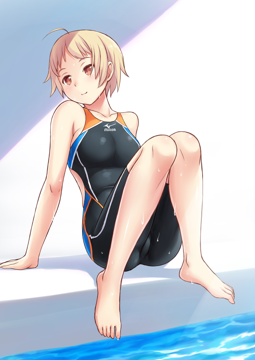 1girl absurdres ahoge arm_support blonde_hair blush breasts brown_eyes collarbone competition_swimsuit head_tilt highres kuri_(kurigohan) legs looking_at_viewer mizuno one-piece_swimsuit original pool poolside shadow short_hair sitting solo swimsuit toes water wet