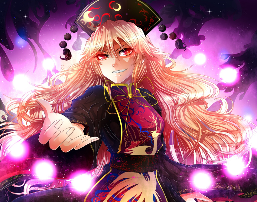 1girl blonde_hair danmaku dress grin hat highres invidiata junko_(touhou) long_hair long_sleeves outstretched_arm red_eyes sash smile solo tabard touhou wide_sleeves
