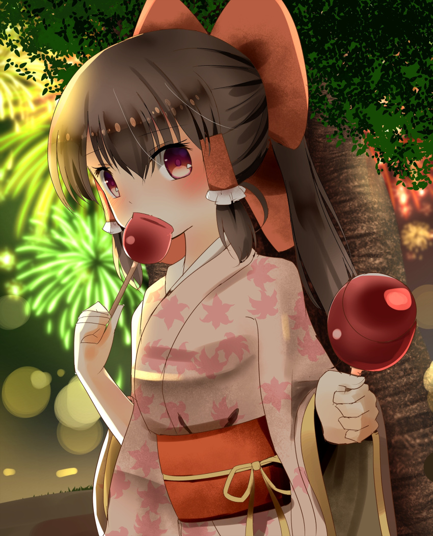 1girl alternate_costume black_hair bow candy_apple festival fireworks floral_print hair_bow hair_tubes hakurei_reimu highres indo_(mdtanaka2007) japanese_clothes kimono looking_at_viewer obi ponytail red_eyes sash solo touhou tree wide_sleeves
